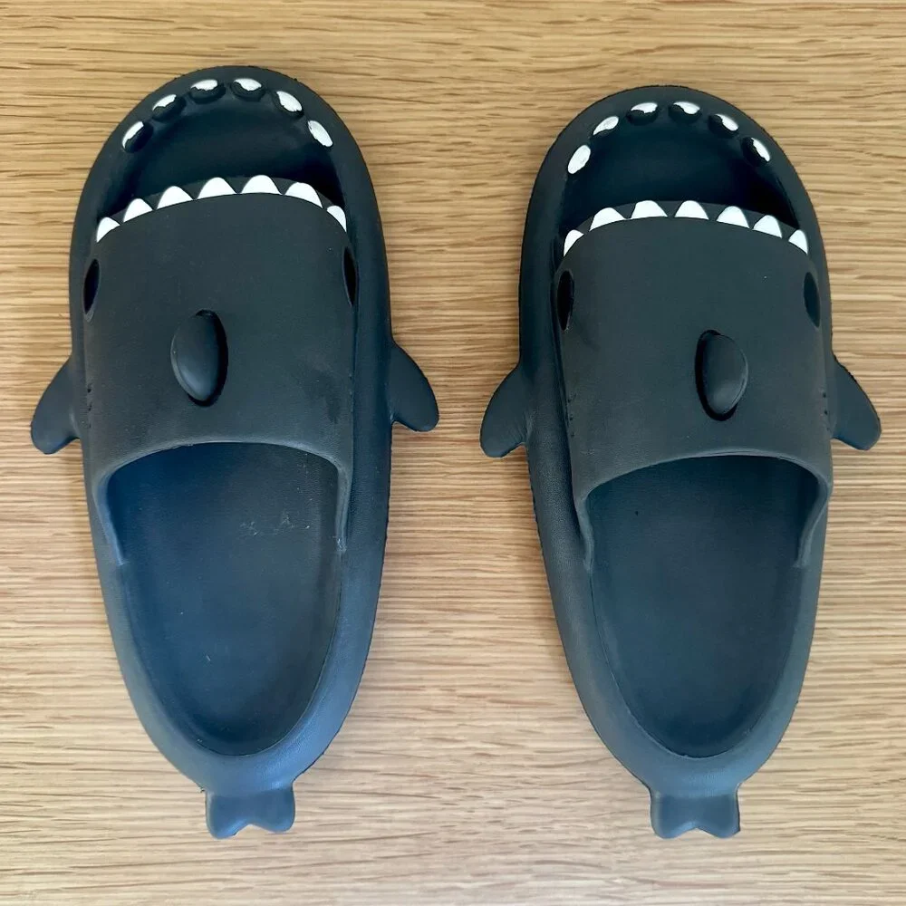 UNISEX SHARK SLIDES 38/39 BLACK FOAM PLUSH COMFY POOL SLIDES ADULT KID JAWS FUN